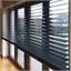 Afbeeldingen van Extra brede shutter jaloezieen 70mm met Houtnerf (Abashi Wood)